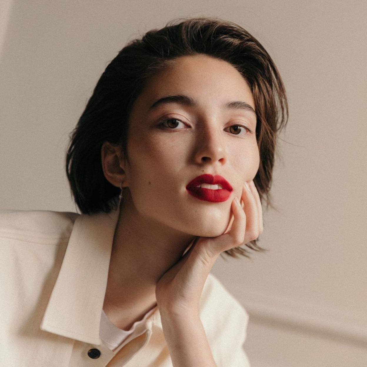 Una modelo con un rubor natural y maquillaje perfectos.