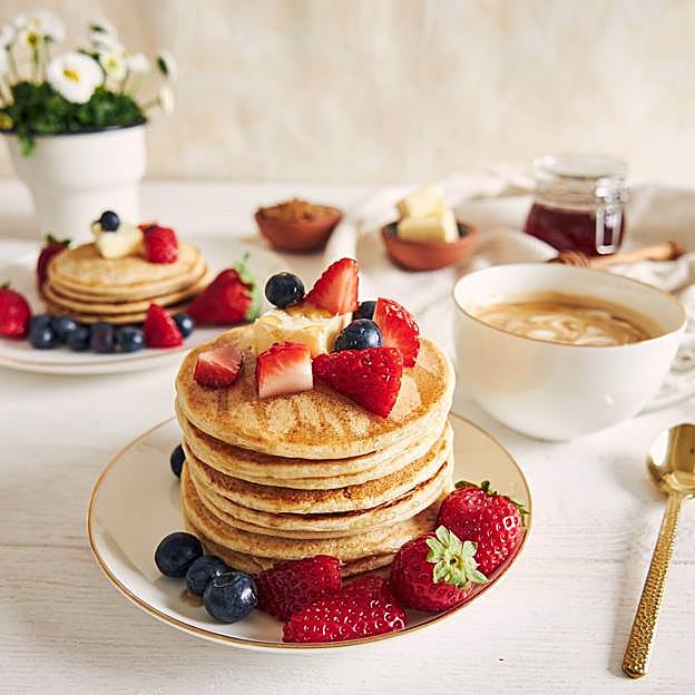 Tortitas de avena con frutos rojos y miel. 