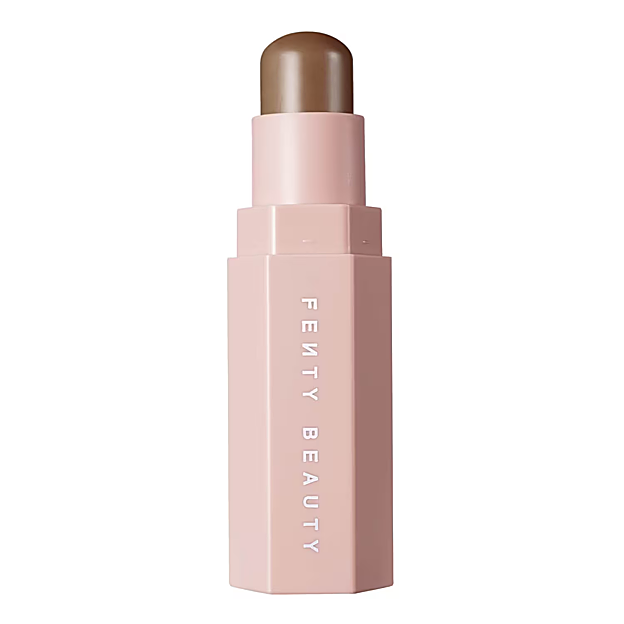 Imagen principal - El bronceador de Fenty Beuaty, el colorete de Kiko y el iluminador de Hourglass.