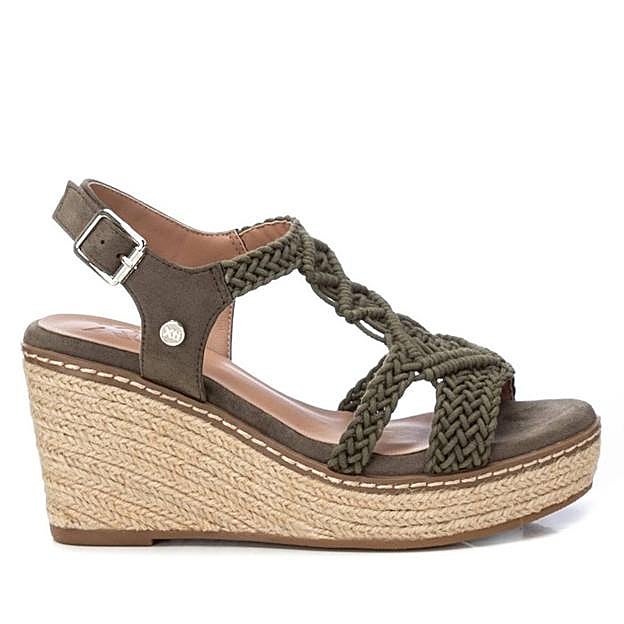 Sandalias con cuña de esparto de Castañer, 165 euros.