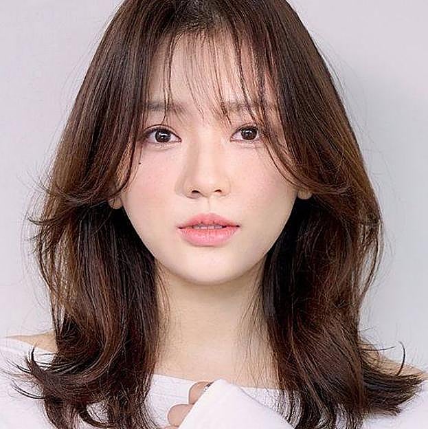 Modelo con flequillo estilo coreano