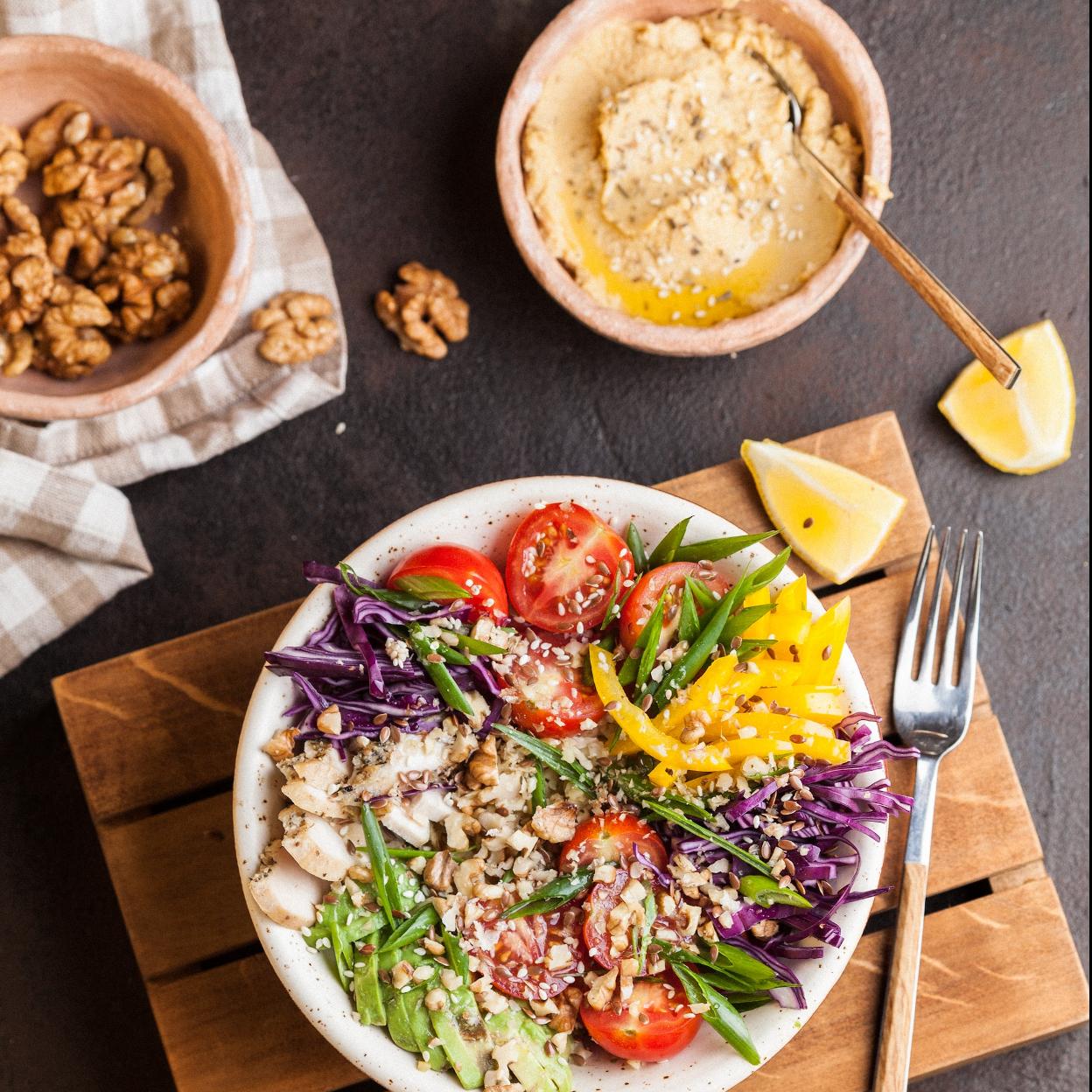 Ensalada con nueces y hummus. 