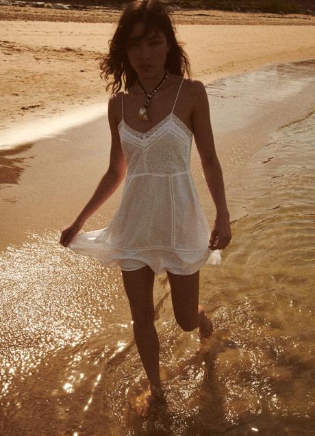 Imagen - Vestido mini en blanco con bordados de Zara. Foto: Zara.