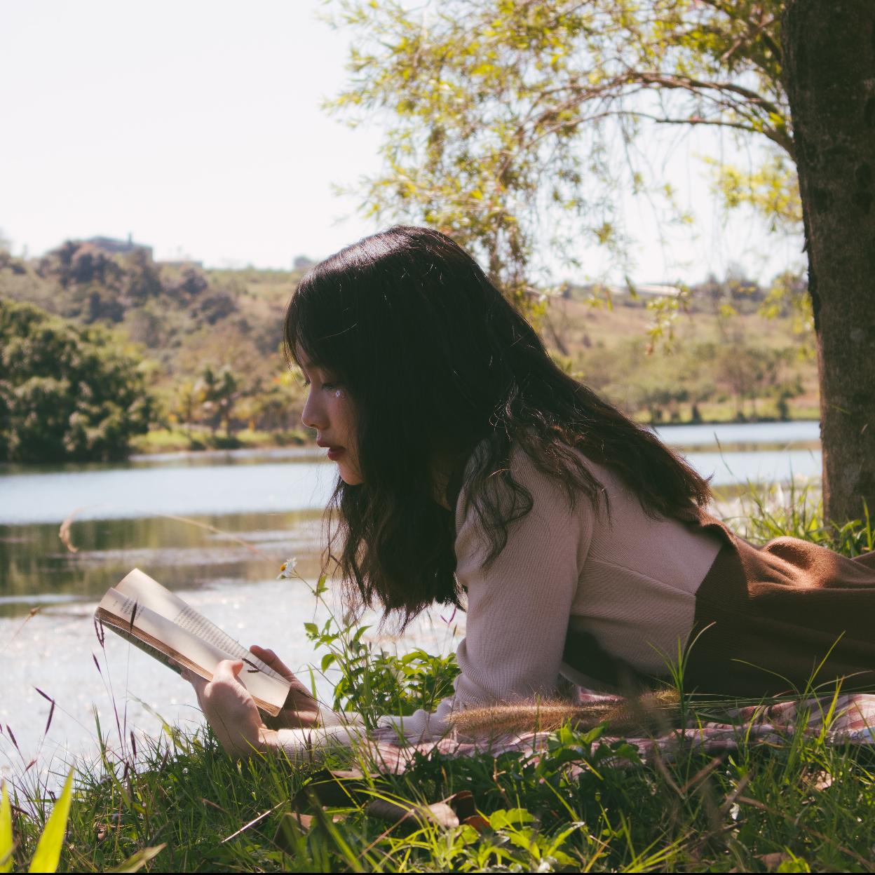 En el campo, en la playa o en un parque, en verano leer al aire libre es un placer.
