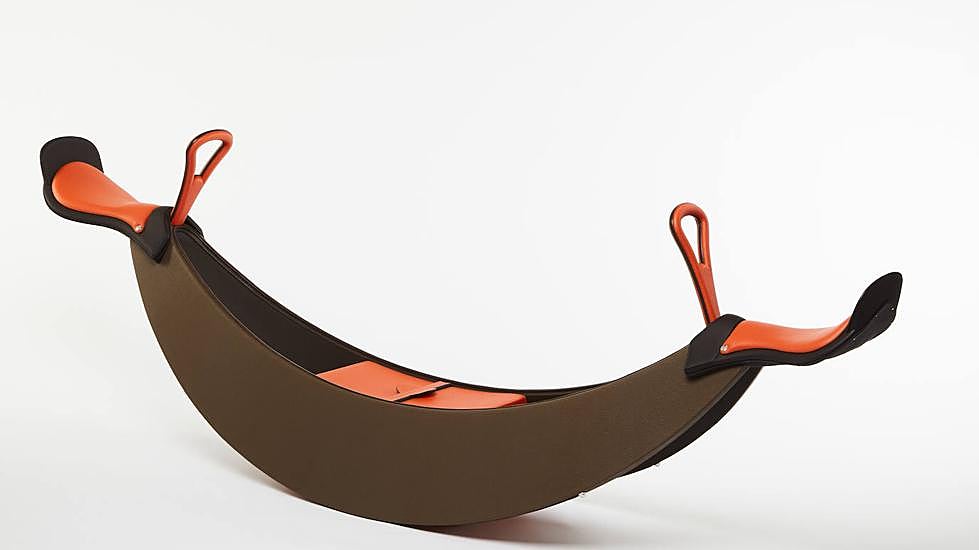 Columpio hecho con esqueletos de sillas de montar a caballo.