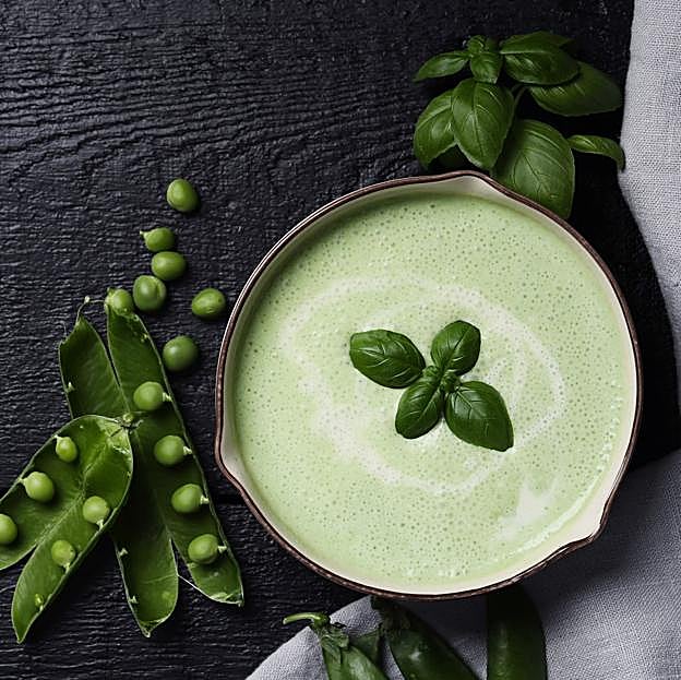 Crema de espinacas y guisantes.