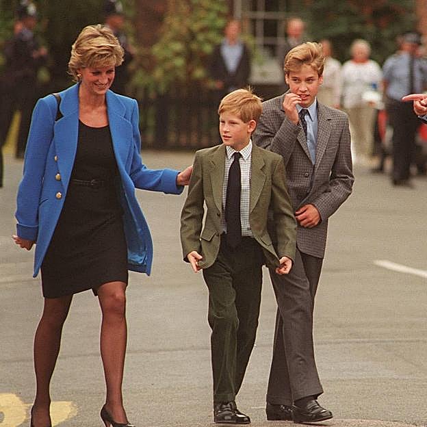 La princesa Diana junto a sus hijos, Guillemo y Harry. 