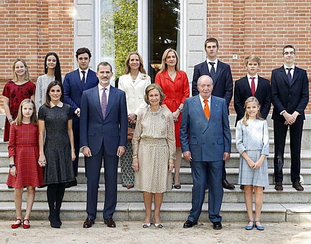 Una de las últimas fotos oficiales de la familia real al completo. En ella parecen los eméritos, junto a los reyes Felipe y Letizia y sus hijas Leonor y Sofía. Detrás, las infantas Cristina y Elena posan junto a sus hijos: Victoria Federica y Froilán y Juan, Pablo, Miguel e Irene.