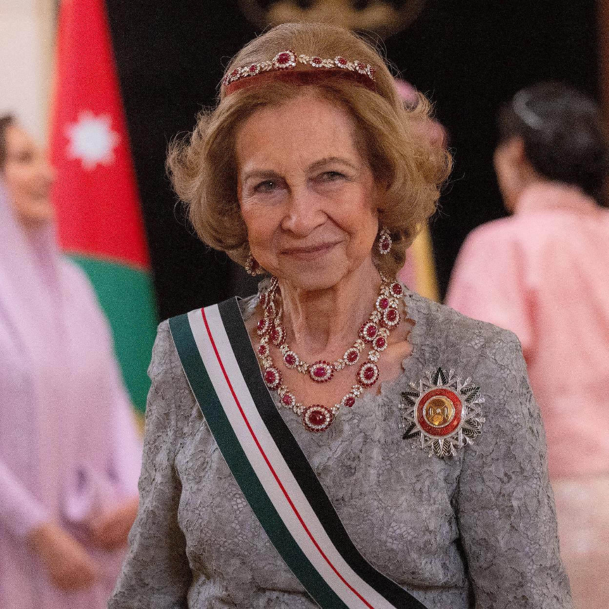 La reina sofía con tiara de rubíes y collar a juego en Jordania. 