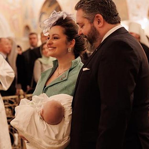 Jorge Románov y su esposa, Rebecca Victoria Romanovna, con su hijo el día de su bautizo.