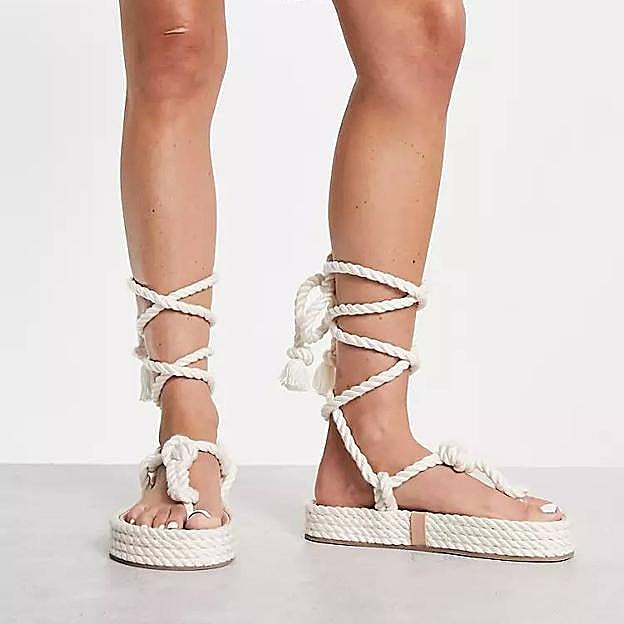 Sandalias de cuerdas atadas al tobillo