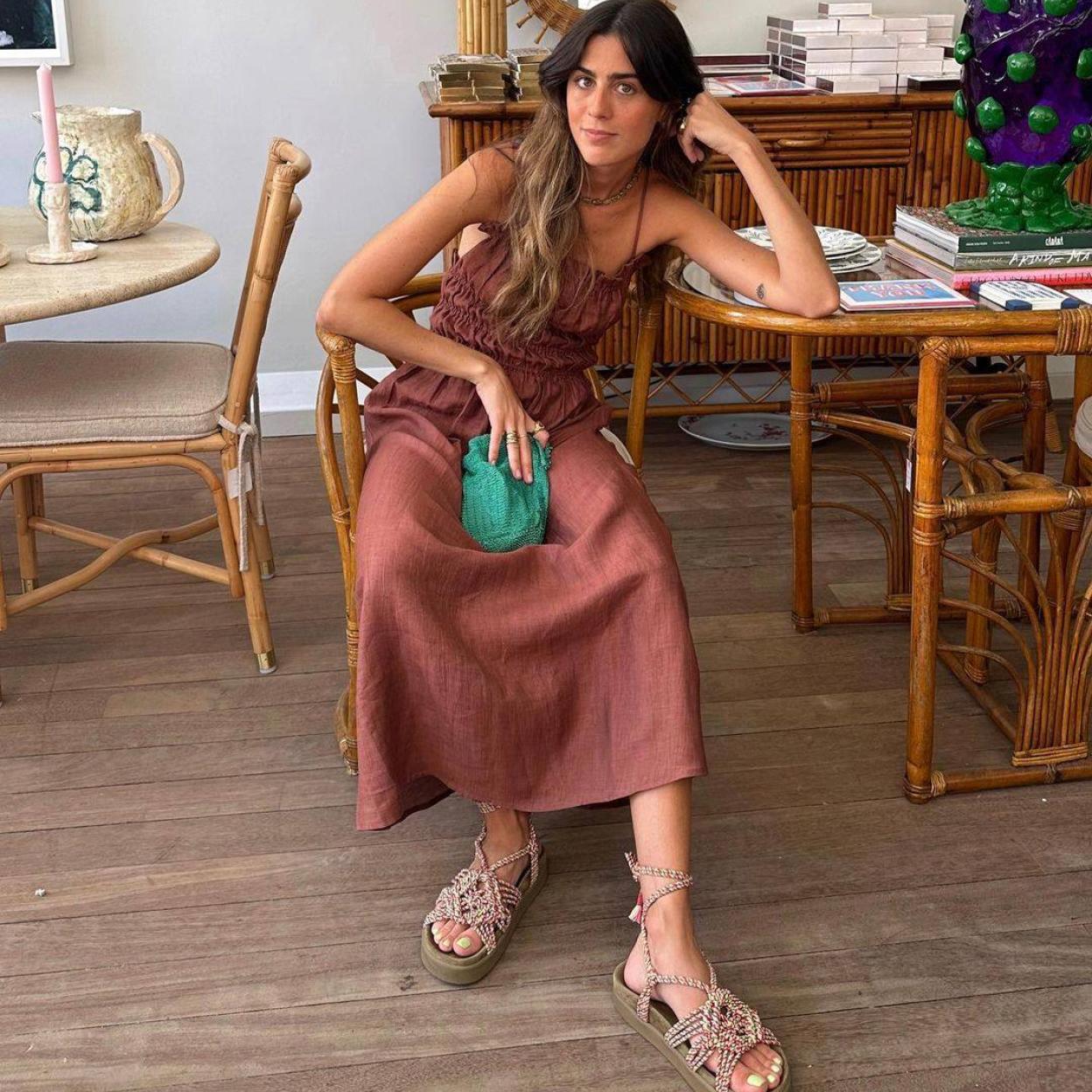 La influencer lleva un look con sandalias de cuerdas
