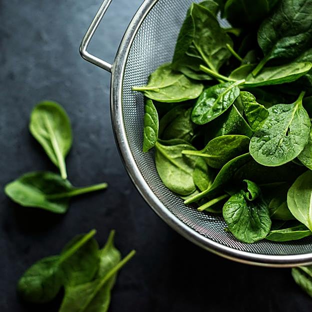 Hojas de espinacas frescas. 