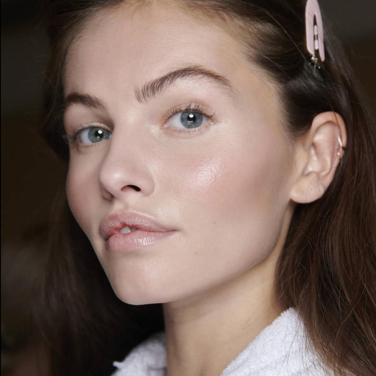 Modelo con piel luminosa