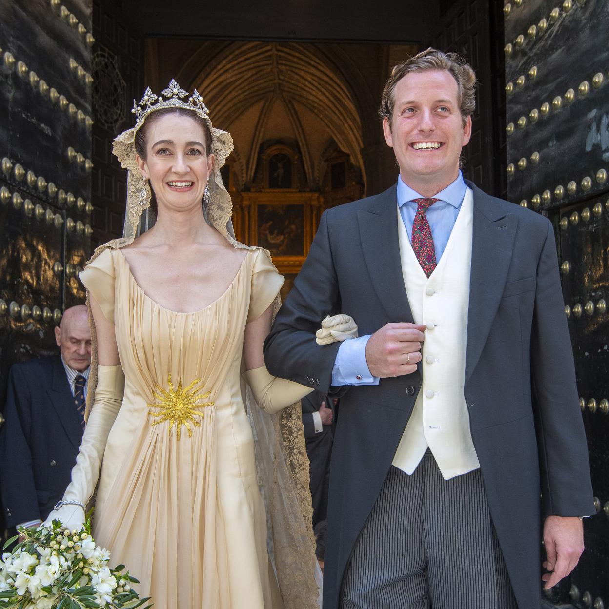 Los recién casados Sol de Medina y Pedro Domínguez-Manjón en la Iglesia de San Esteban
