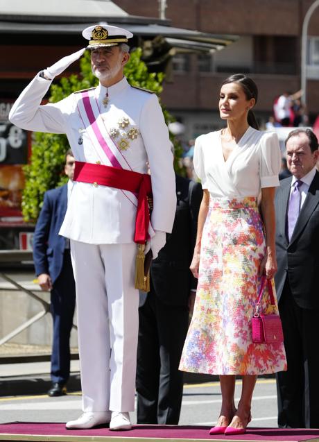 Imagen - El rey Felipe y la reina Letizia, con una falda de flores. / LIMITED PICTURES