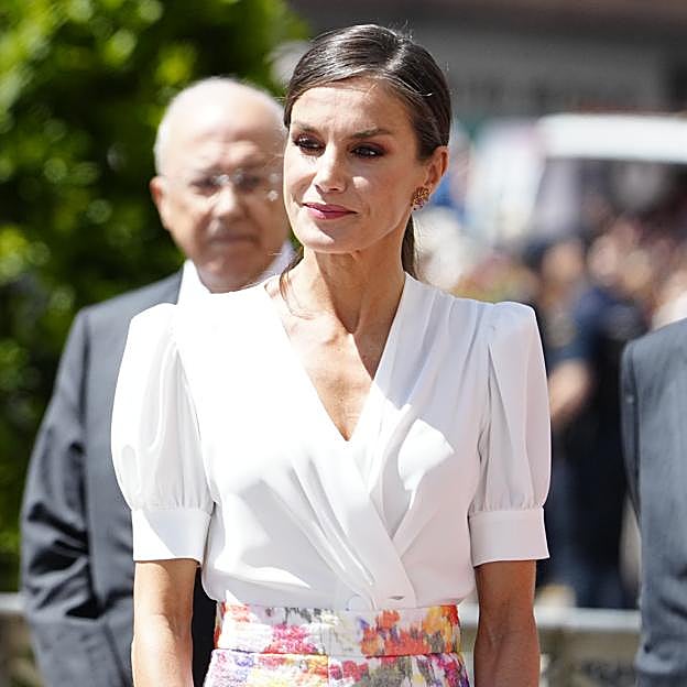 La reina Letizia, guapísima y muy elegante en el Día de las Fuerzas Armadas con una falda de flores midi