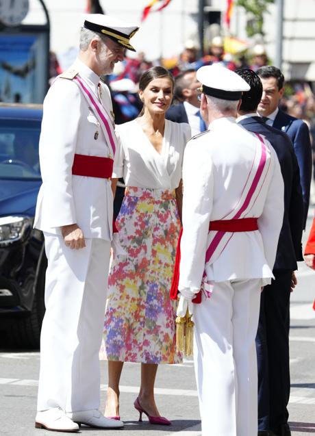 Imagen - Los reyes Felipe y Letizia en su llegada al acto del Día de las Fuerzas Armadas. / LIMITED PICTURES