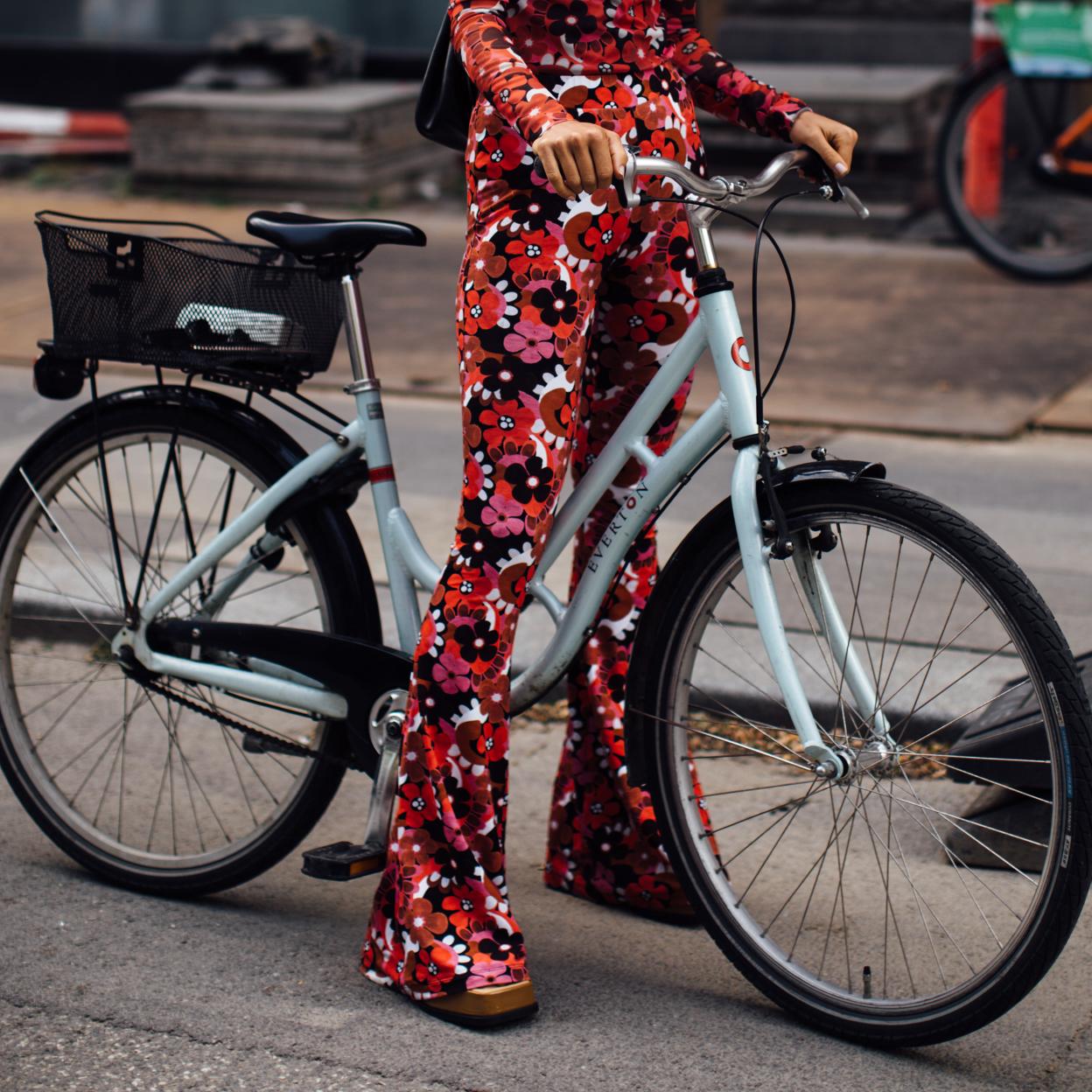 Un look con pantalones estampados del street style.