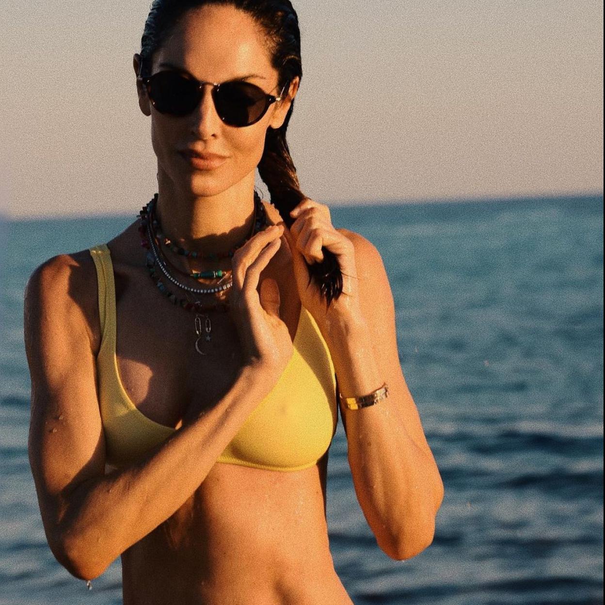 Eugenia Silva saliendo de la playa.