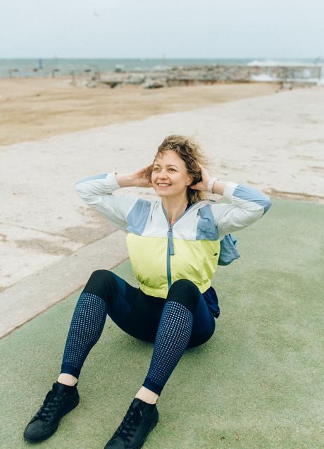 Imagen - Mujer haciendo abdominales/PEXELS