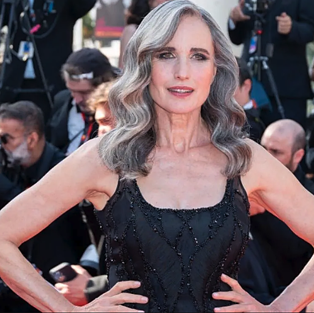 Mechas blancas para disimular canas: el truco fácil que más rejuvenece el look