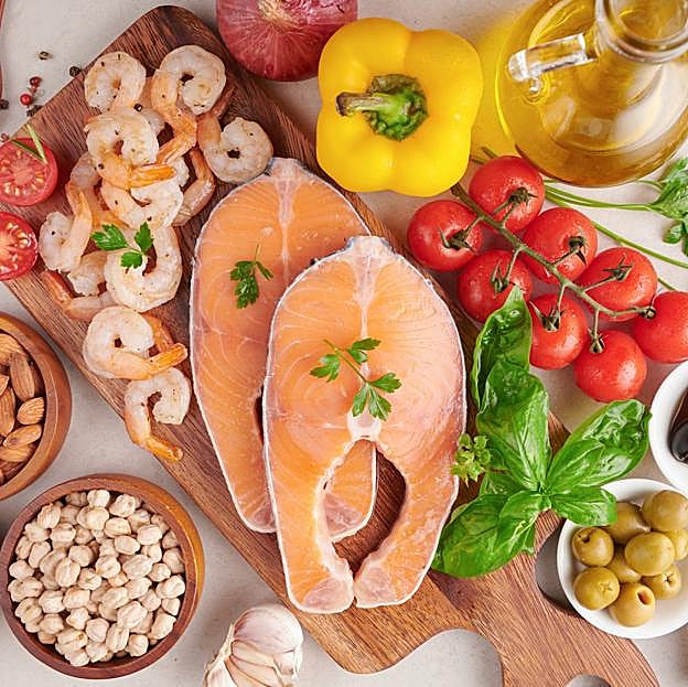 Bodegón de alimentos sanos para una dieta equilibrada. 