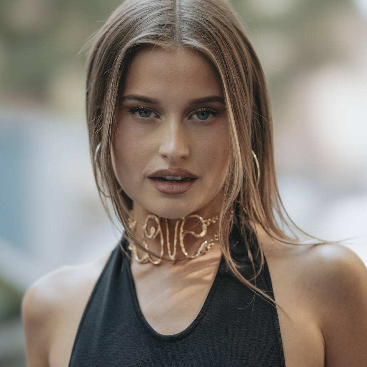 Modelo con mechas babylight rubias