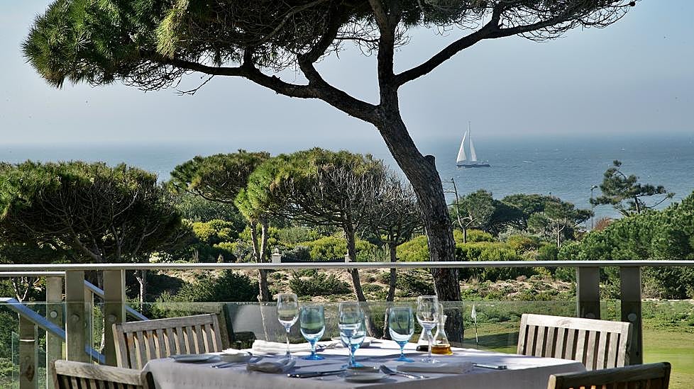 Restaurante Verbasco con vistas al campo de golf Oitavos Dunes.
