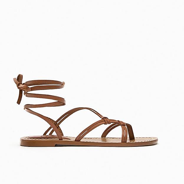 Sandalias planas con tiras de Zara (15,99 euros).