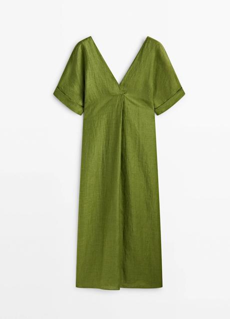 Imagen - Vestido escote en pico en color verde de Massimo Dutti. Foto: Massimo Dutti.