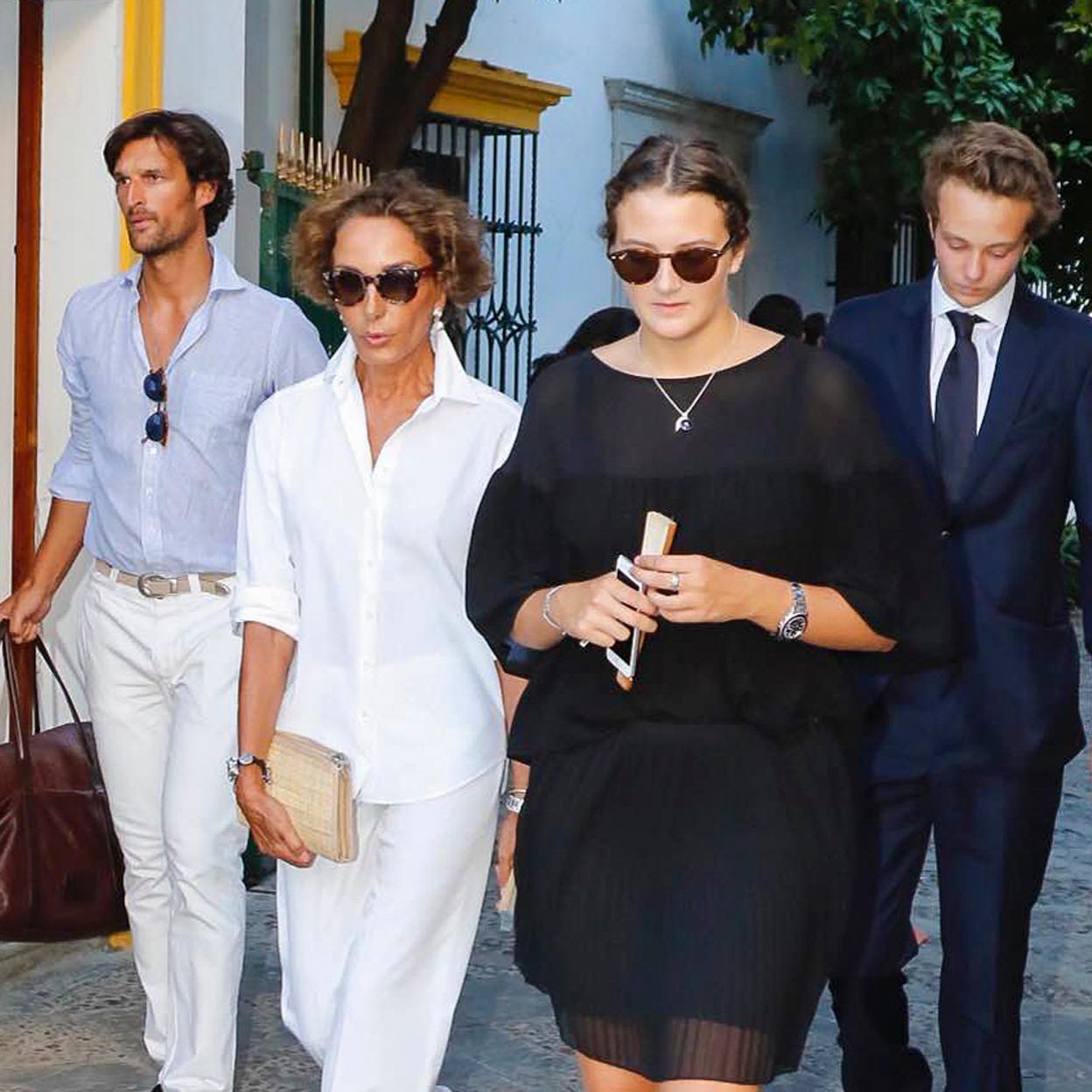 La duquesa de Medinaceli junto a Naty Abascal, Rafael Medina y su hermano, Alexander