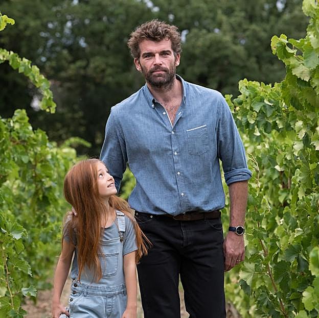 Camille, de niña, junto a su padre, Alexander Leger, en un flashback de Las gotas de Dios.