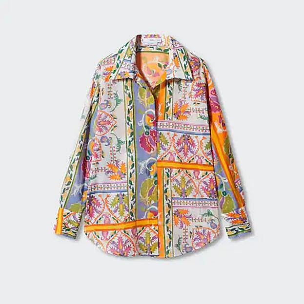 Imagen principal - La camisa de Mango, la falda de Esprit y las zapatillas de Victoria.