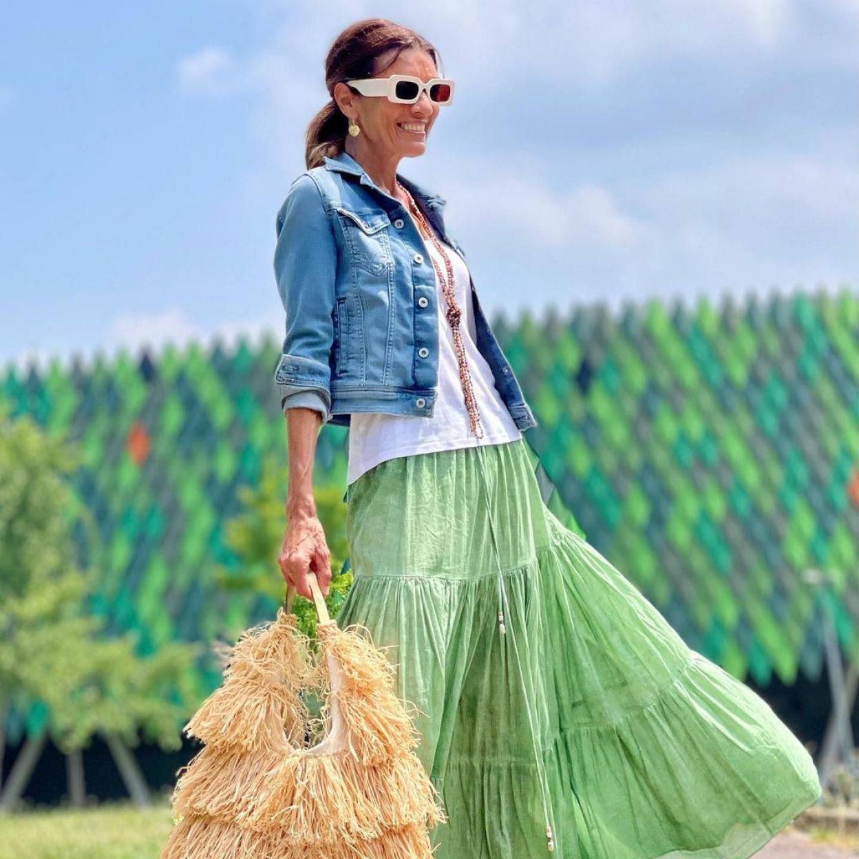 La influencer lleva la falda larga viral de Zara