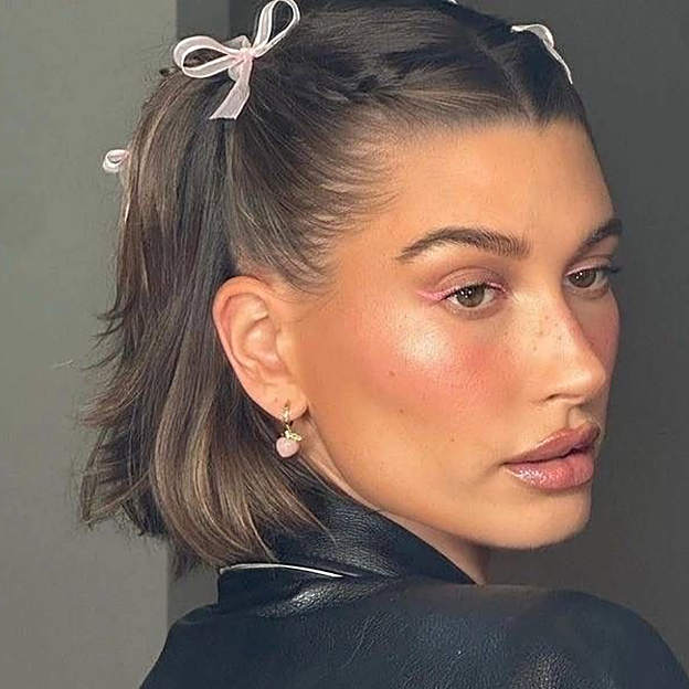 Hailey Bieber con el peinado con lazos.