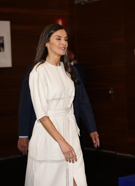 Imagen - La reina Letizia con el vestido blanco de Massimo Dutti. / LIMITED PICTURES