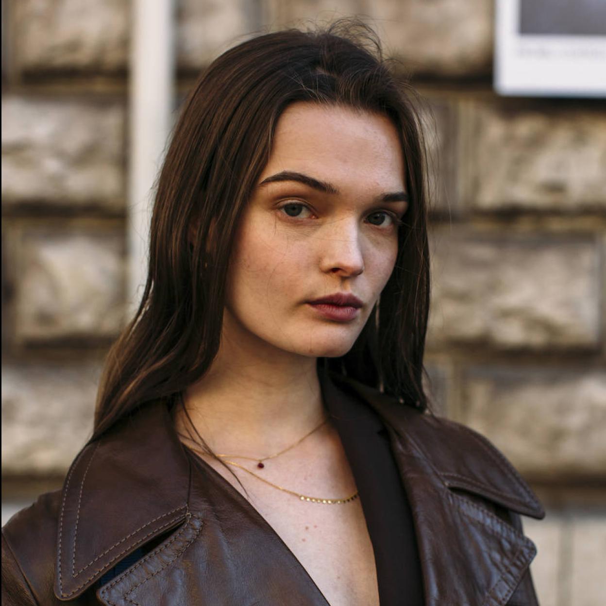 Modelo con pelo graso