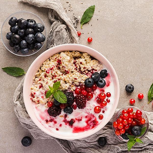 Porridge con frutos rojos y nueces. 