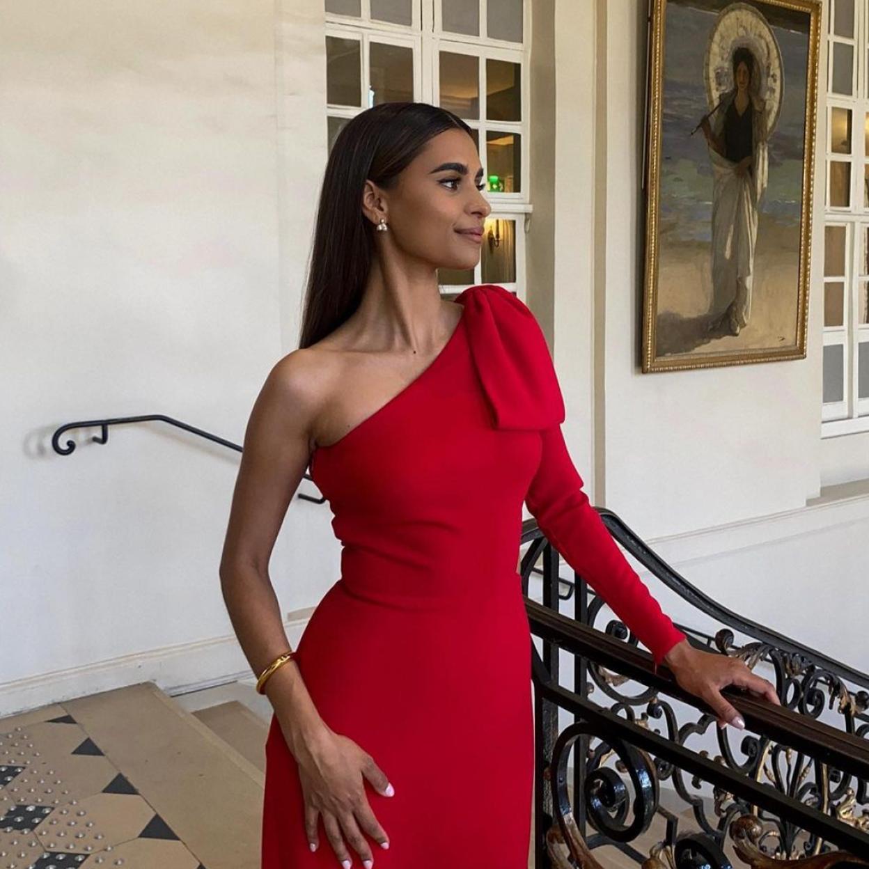 Una mujer con el cuello firme y sin arrugas.