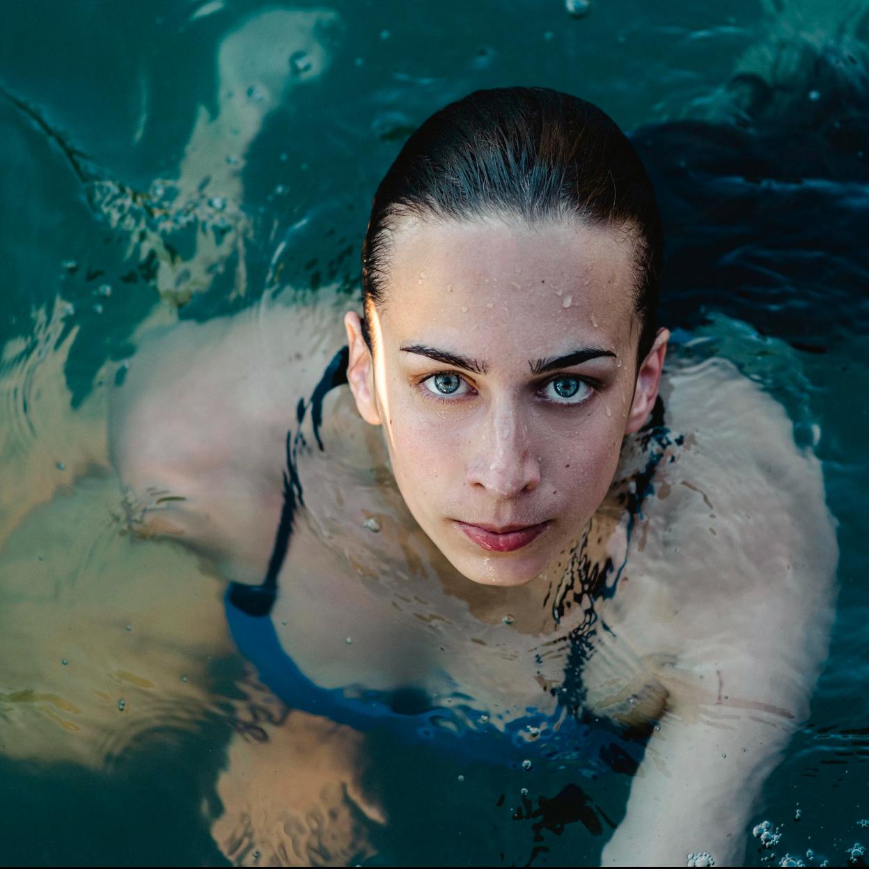 Mujer practicando natación. 