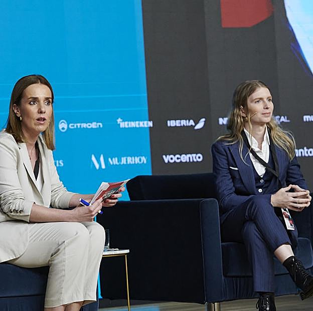 Ixone Díaz, periodista de Mujerhoy y Chelsea Manning, en el congreso Santander WomenNOW en Madrid. 