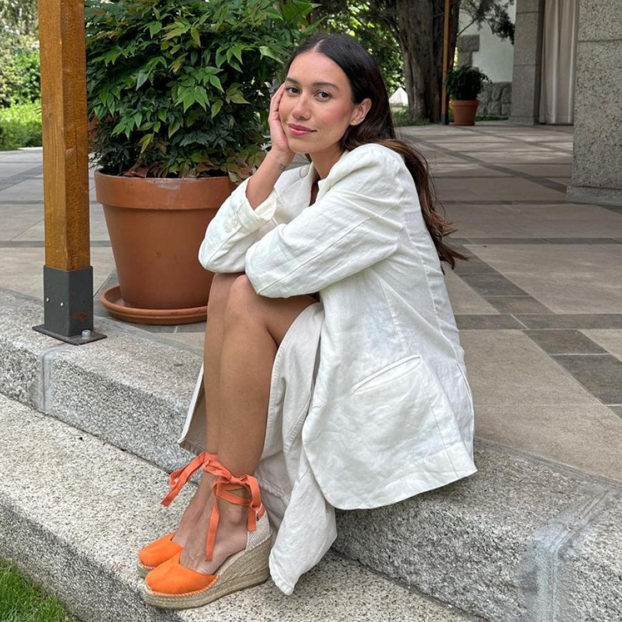 La influencer Melissa Villarreal con unas alpargatas de cuña.