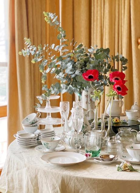 Imagen - La vajilla y cristalería de una de las casas en las que Arquitectura del orden ha realizado un mercadillo. /La nueva creativa