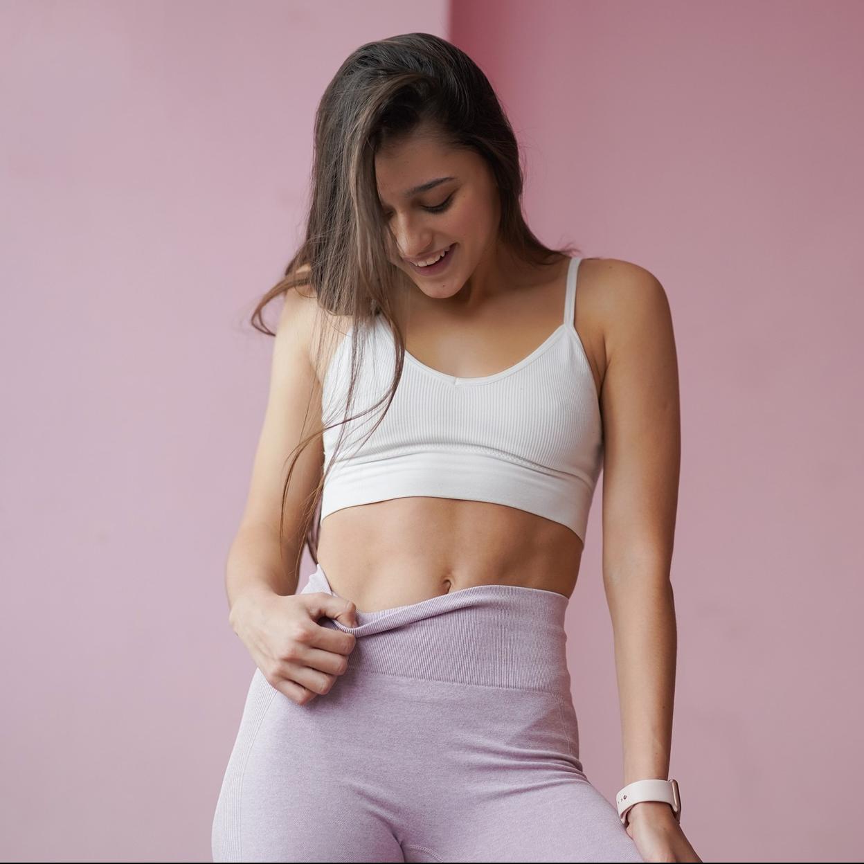 Mujer atletica con ropa deportiva. 