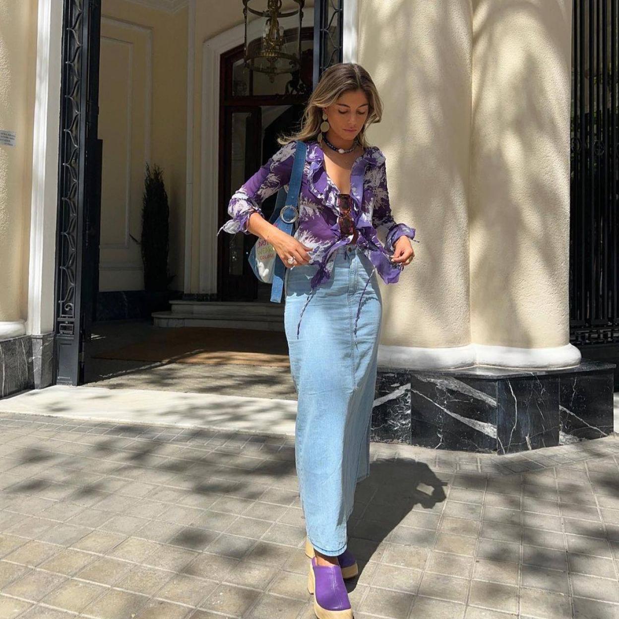 La influencer lleva un look con blusa vaporosa