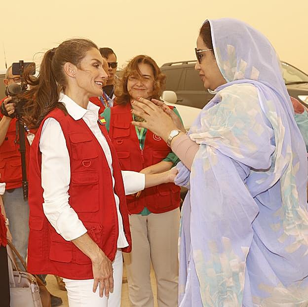 La reina Letizia con el chaleco de la Cooperación Internacional en Mauritania.