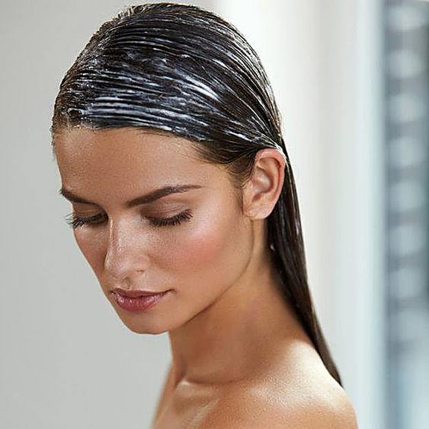 Modelo con mascarilla en el pelo