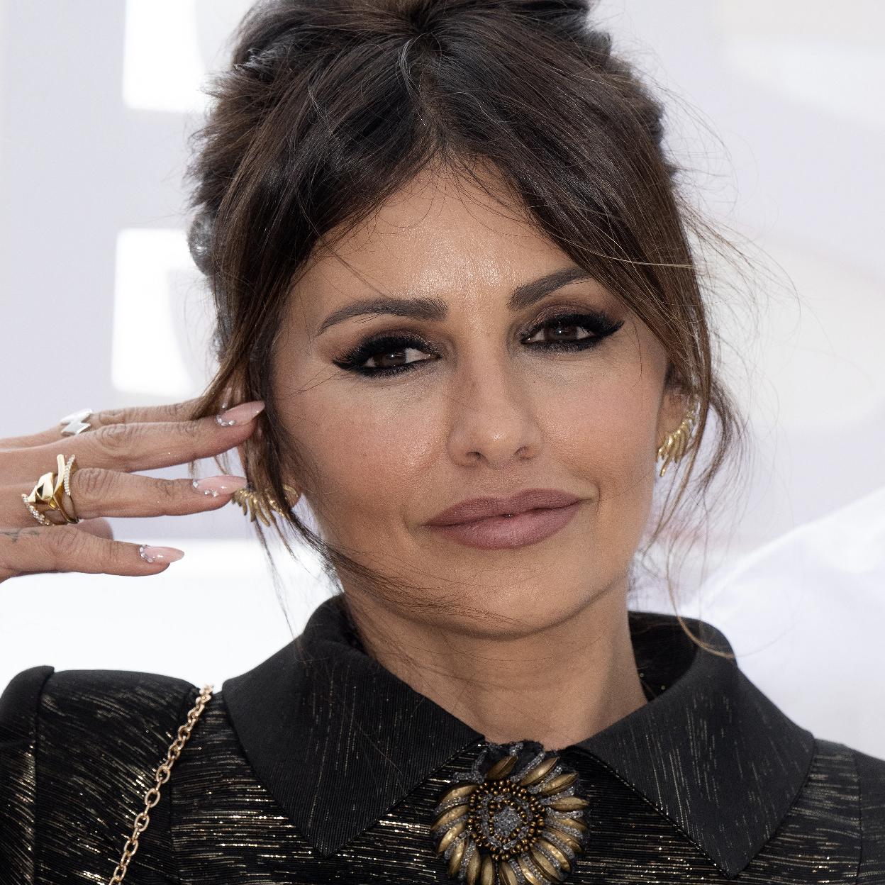 Mónica Cruz con un maquillaje de labios pefecto.