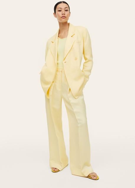 Imagen - Modelo con el traje amarillo de lino.